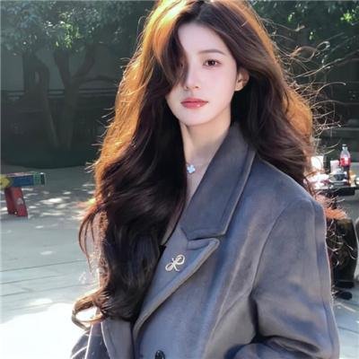 穿黄靴子的女孩